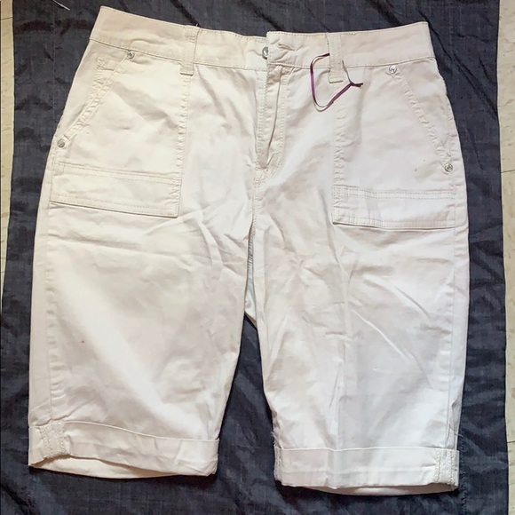 Bermuda shorts - Picture 1 of 10